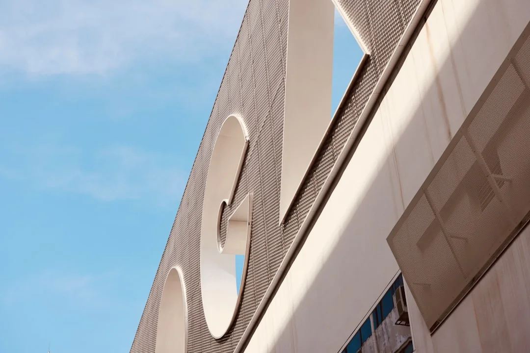 悬疑题材连载条目封面，推理线索与暗色氛围画面